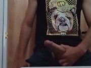 Argentino caliente se masturba y se llena de leche la mano