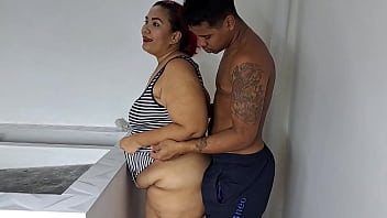 Mi madrastra esta limpiando y la distraigo follandomela