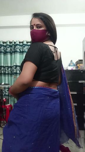 Deshi boudi show&#039;s her 38 size boobes and juicy pussy.