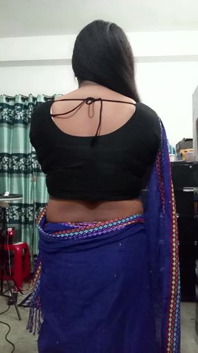 Deshi boudi show&#039;s her 38 size boobes and juicy pussy.