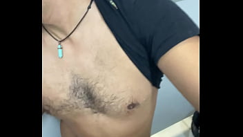 UMA PUTARIA GOSTOSA COM COLEGAS DE TRAMPO NO VESTIARIO.