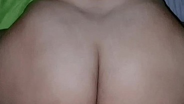 Mi madrastra me pide que la grabe y termino dándole en cuatro patas