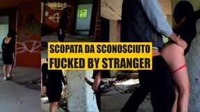Nel CANTIERE ABBANDONATO vengo scopata da uno SCONOSCIUTO
