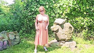 SUPER-FUCKING-HOT MOM ONLYFAN Flick Content PHAT TITTY Backyard Glimpse COMPILATION