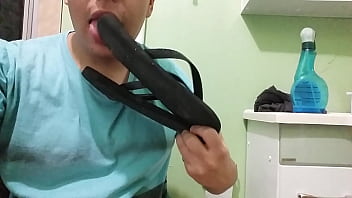 Gozei nas Havaianas do meu amigo e lambi e espalhei a porra por todo o chinelo! Uma delicia