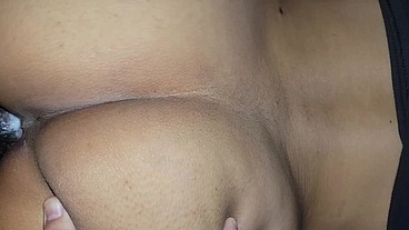 Se Corre dentro de ella dos veces y bate esa crema dentro. Primer plano de una follada cremosa