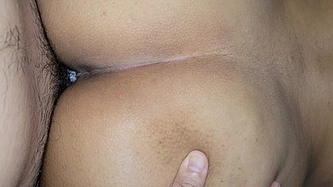Se Corre dentro de ella dos veces y bate esa crema dentro. Primer plano de una follada cremosa