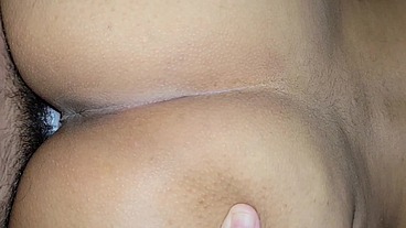 Se Corre dentro de ella dos veces y bate esa crema dentro. Primer plano de una follada cremosa