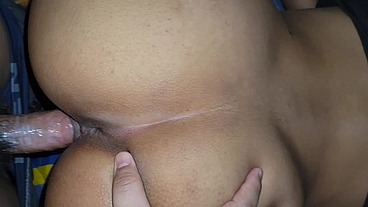 Se Corre dentro de ella dos veces y bate esa crema dentro. Primer plano de una follada cremosa