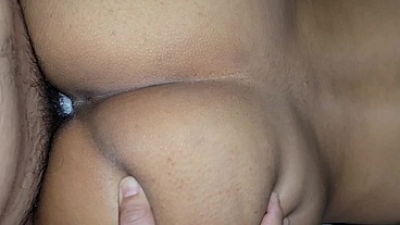 Se Corre dentro de ella dos veces y bate esa crema dentro. Primer plano de una follada cremosa