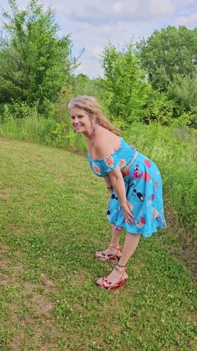 Real TOPLESS MOMMY Outside Mature MILF BIG TIT in the Sunshine