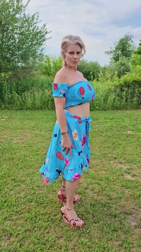 Real TOPLESS MOMMY Outside Mature MILF BIG TIT in the Sunshine