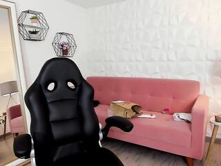 Jiggly Cheeks Spread – Webcam Model Entreats for Face Smother