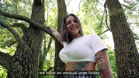 Een hete brunette valt op een grote lul, geeft een slordige diepgrondoog pijpen in het openbaar