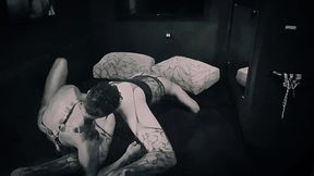 macho usando calcinha fazendo sexo no subsolo escuro.