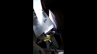Rosafuxxxia meando en una copa de cristal