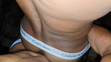 Gostoso dá o rabo e mama cara em cinemão