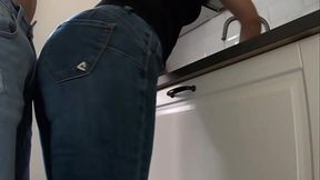 lega a casa del trabajo y encuentra a la madrastra lavando los platos en la cocina, rapidito por detr&aacute_s con una gran corrida