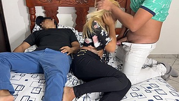 Viendo Película con Mi Novio y su Mejor Amigo que se Acuesta al Lado mio y Empieza a Tocarme el Culo al Lado de mi Novio Tonto NTR Netori