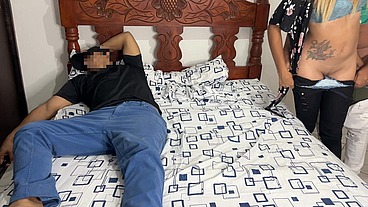 Viendo Película con Mi Novio y su Mejor Amigo que se Acuesta al Lado mio y Empieza a Tocarme el Culo al Lado de mi Novio Tonto NTR Netori