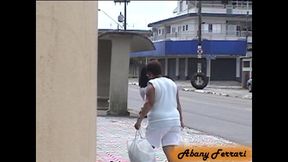 exibicionismo na rua de calca legging transparente, mostrando a calcinha socada na bunda