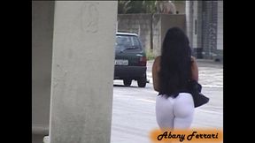 exibicionismo na rua de calca legging transparente, mostrando a calcinha socada na bunda