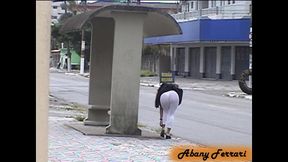 exibicionismo na rua de calca legging transparente, mostrando a calcinha socada na bunda