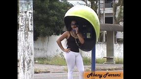 exibicionismo na rua de calca legging transparente, mostrando a calcinha socada na bunda