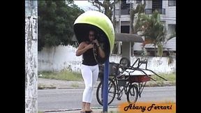 exibicionismo na rua de calca legging transparente, mostrando a calcinha socada na bunda