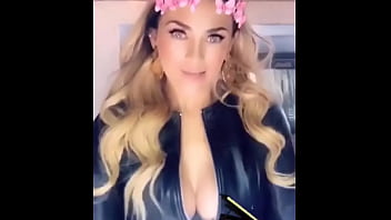 Lindo escote de Aracely Ar&aacute_mbula