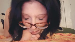 👅 Mommy Cleaning and Sucking Her Own Toes 👅