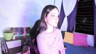 Sweetie Cami's bubble butt twitch drives old men nuts watch now