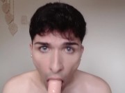 twink gay se queda solo en casa y se pone a jugar con su culo y un dildo de 24 centímetros