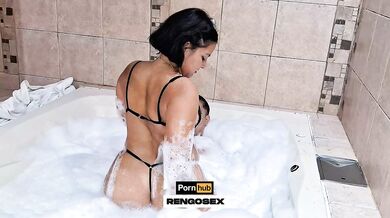 TUVE SEXO CON MI VECINA EN UN BAÑO DE ESPUMA Y ME HIZO UN SQUIRT DELICIOSO