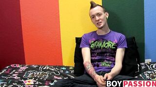 Punk rock twink Chris Jett masturbates and cums