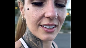 Vi uma Prostituta fazendo ponto na rua pedi pra ela fazer um boquete ela cobro 10$ ela quis me levar pro beco ! (P&uacute_blico)