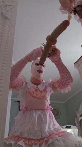La Mia Sissy Amber vestita di tutto punto, succhia