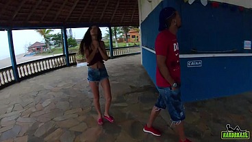 O safado da rola gigante mete na novinha na praia em plena luz do dia - Manoella Fernandes - Joao O Safado