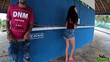 O safado da rola gigante mete na novinha na praia em plena luz do dia - Manoella Fernandes - Joao O Safado