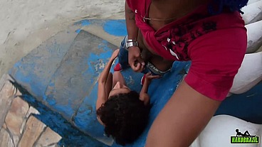 O safado da rola gigante mete na novinha na praia em plena luz do dia - Manoella Fernandes - Joao O Safado
