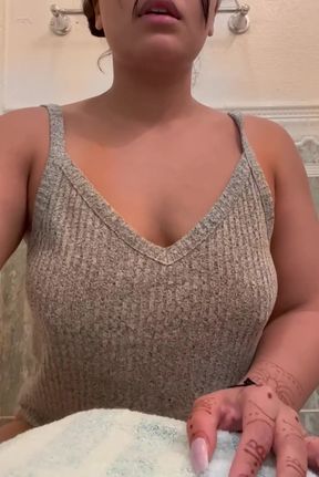 Amateur GF reveals her boobs