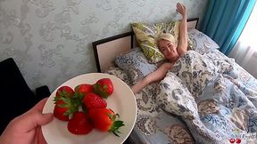 Cherry Aleksa ate strawberries, which her boyfriend poured with sperm