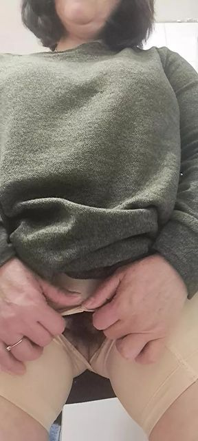 Milf opening the body opening and taking out her hairy pussy
