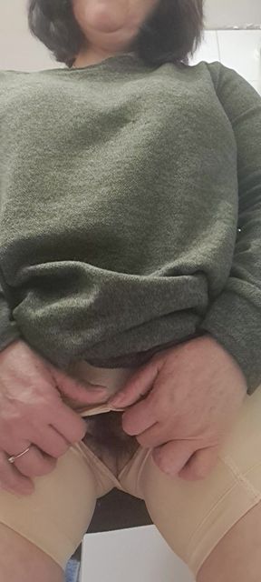 Milf opening the body opening and taking out her hairy pussy