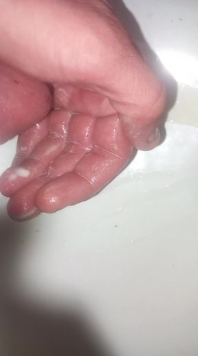 Goldenshower in the Hand