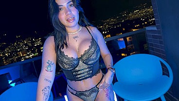 My hot neighbor needed a favor - La Favorita