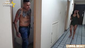 Vizinho tarado agarra e come novinha na escada do pr&eacute_dio