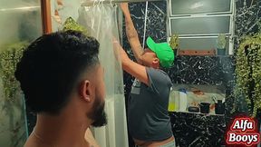 chamei o encanador para dar um trato no meu chuveiro e quem acabou levando um trato fui eu