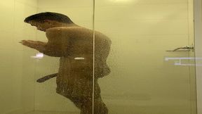 flagra macho dotado tomando banho e lavando o pauzao