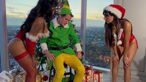 fantasia de navidad dos sexys tetonas le sacan la leche a un joven elfo